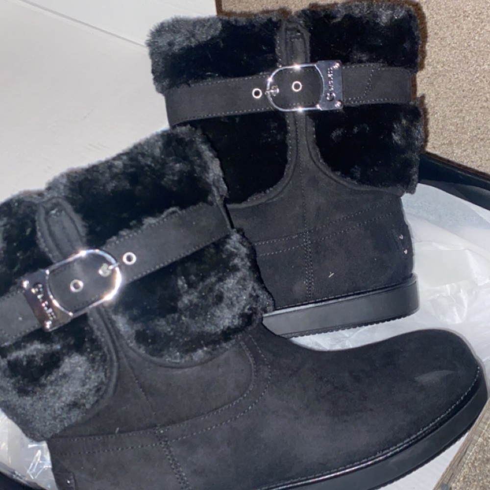 Guess black fur boats